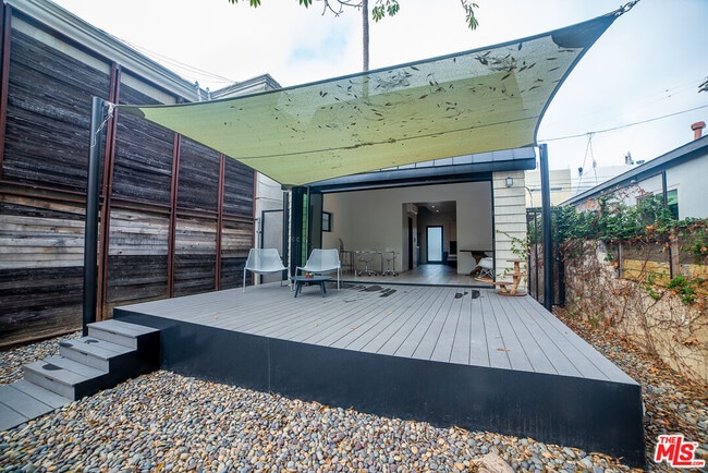 Building Photo - 205 Venice Way