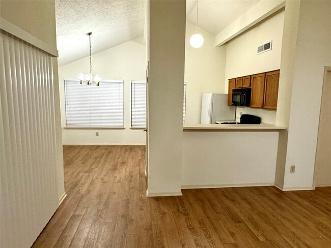 Photo - 3030 Sherborne St