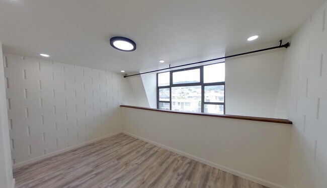 Photo - 2 Bed/1 Bath/1 Parking - Washer & Dryer in Unit -Close to Downtown Hon. - Near Busline