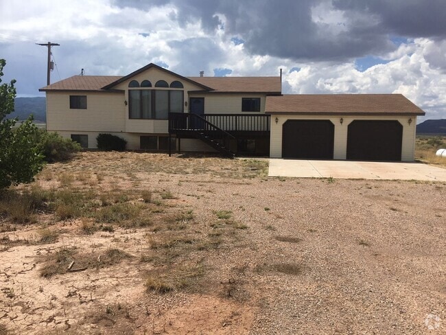 Building Photo - Spacious Cedar City Home with Scenic Mount...