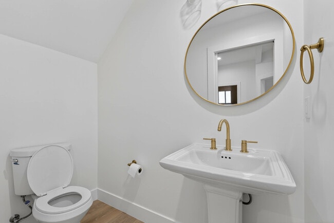 Photo - 678 E 45th St