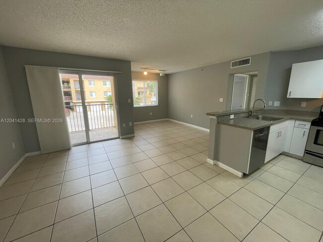 Photo - 761 N Pine Island Rd Unidad 203