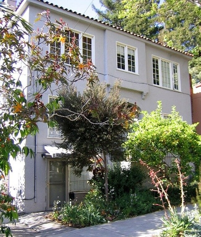 Building Photo - Fully Updated Studio ~Great Location near ... Unit Apt 2415