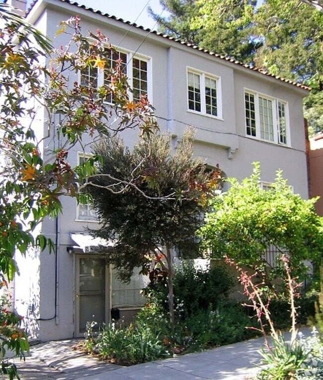Building Photo - Fully Updated Studio ~Great Location near ... Unit Apt 2415