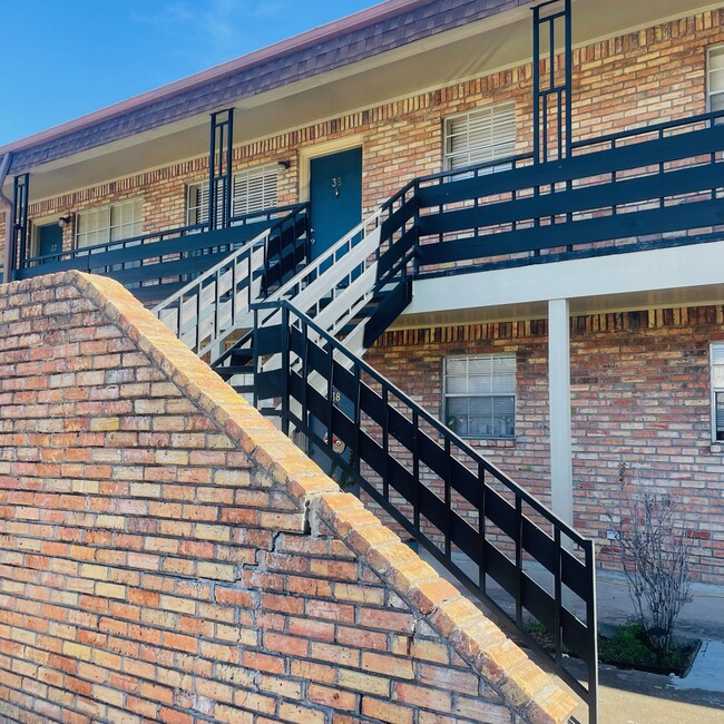 Building Photo - 208 N 10th St Unit 37