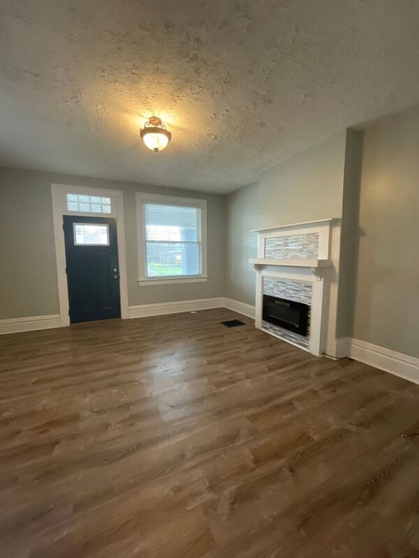 Photo - 931-933 E. Whittier Street