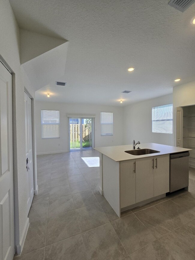 Photo - 140 SE 10th St