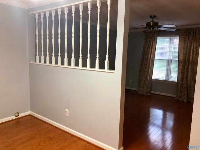 Photo - 337 Chateau Dr SW