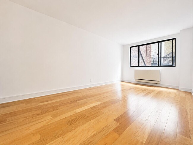 Photo - 323 W 96th St Unidad 0201