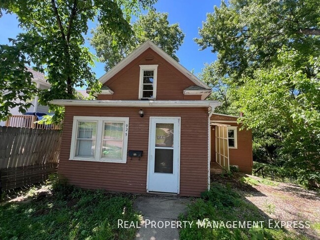 Building Photo - 925 N Blauvelt Ave