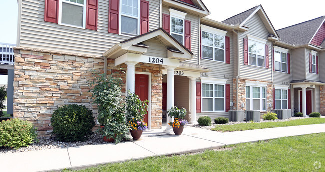 Exterior del edificio del apartamento con entradas privadas - Lehigh Park Townhouses & Apartments