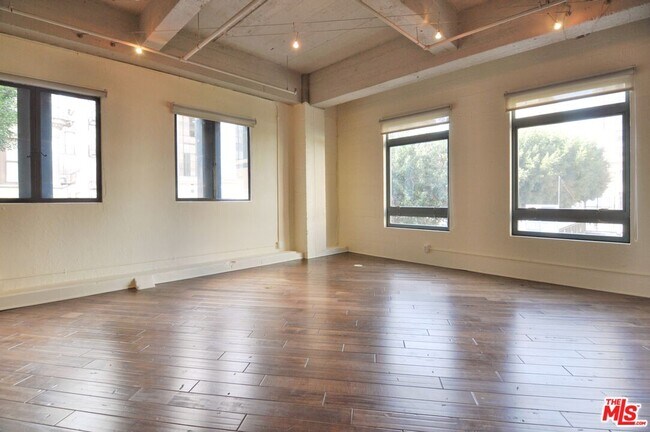 Photo - 849 S Broadway Unidad M8