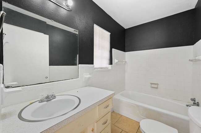 Photo - QUAINT  3 Bedroom, 2 bathroom House w Fireplace!!