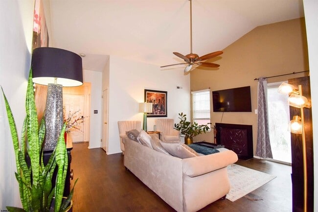 Photo - 712 Eagle Point Ct
