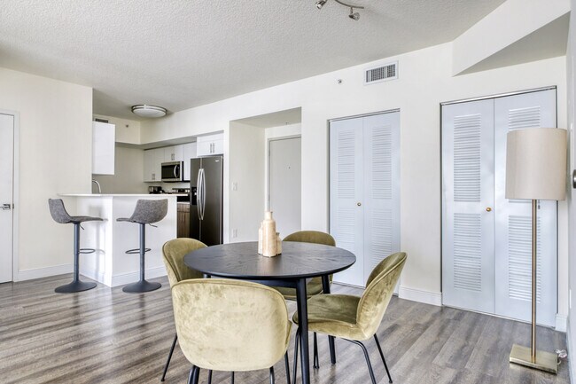 Photo - 110 SW 12th St Unidad FL19-ID126