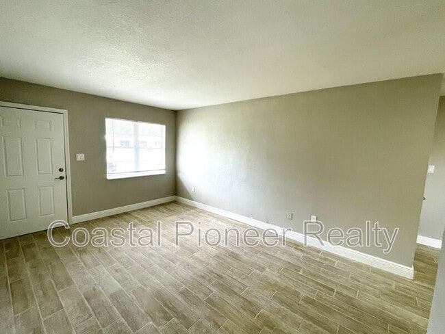 Photo - 8310 Croton Ave