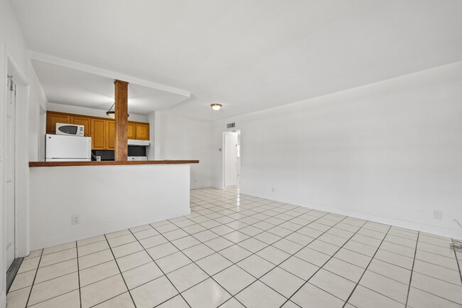 Building Photo - 5050 Bayview Dr Unit 9 Rental