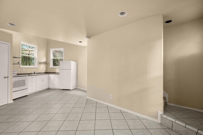 Photo - 3302 Hemlock Ave