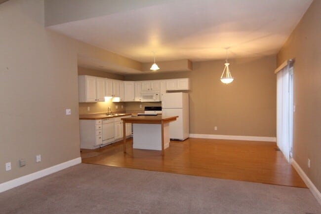 Photo - Beautifully Renovated Large 4 bedroom Dupl...