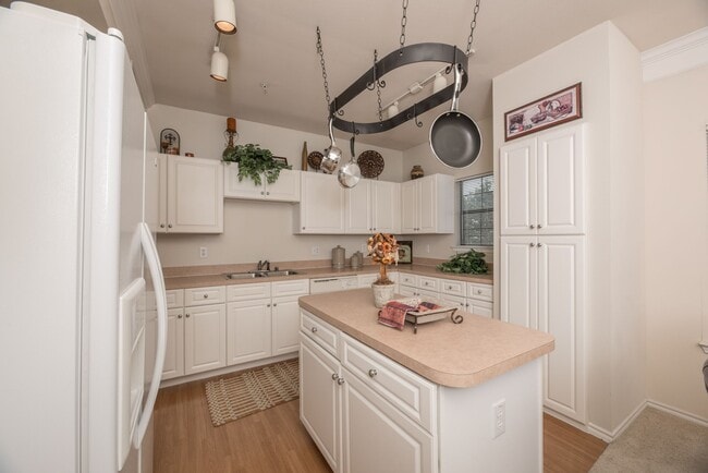 Building Photo - La Valencia Rental