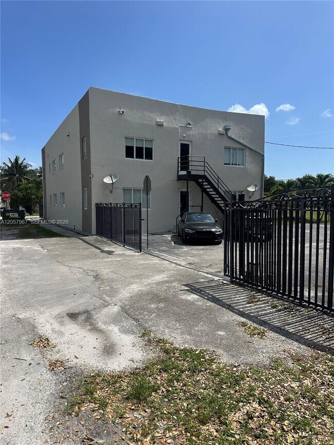 Building Photo - 2500 NE 192 St Unit 6