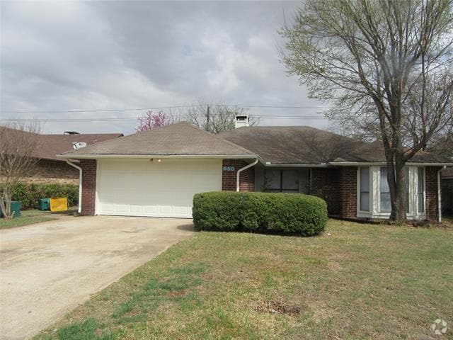 Building Photo - 640 Hillside Dr Rental
