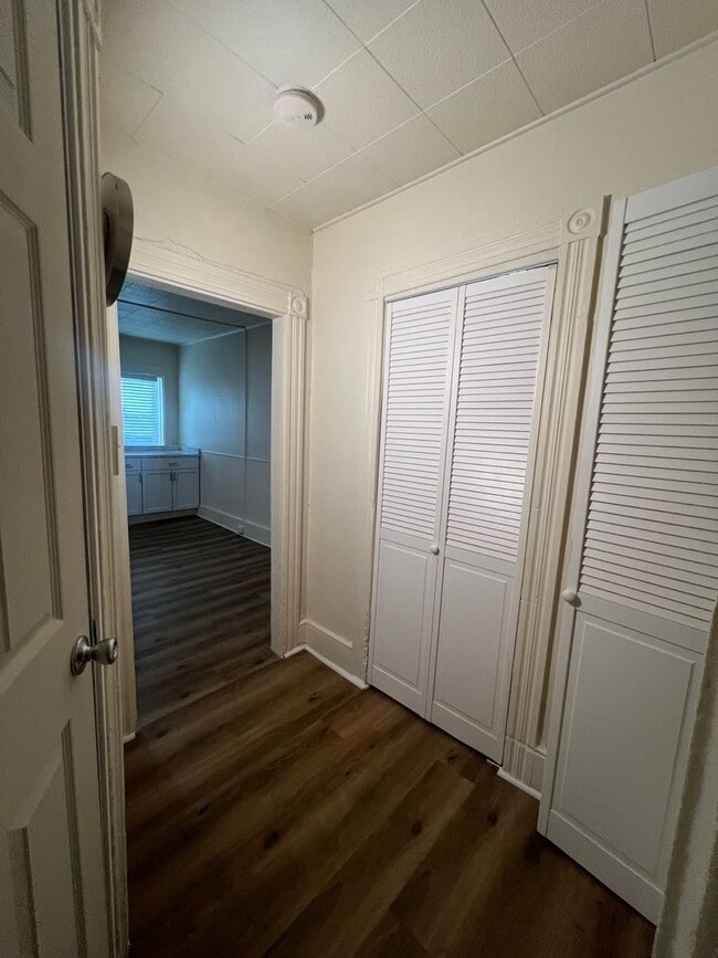 Building Photo - 114 S Queen St Unit APT-1