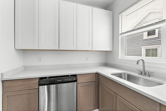 Building Photo - 18 St Clair St Unit 2