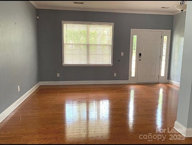 Photo - 126 Cloister Ln