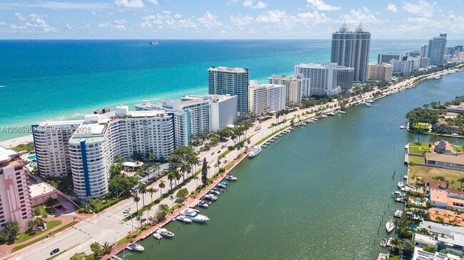 Building Photo - 5161 Collins Ave Unit 306