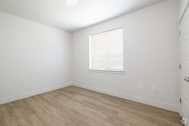 2BR, 2BA - 961SF - Secondary Bedroom - Idaho Falls Hitt Road Patio Apts.