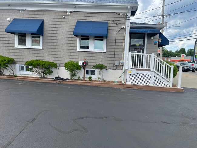 Building Photo - 42 Putnam Pike Unit 3