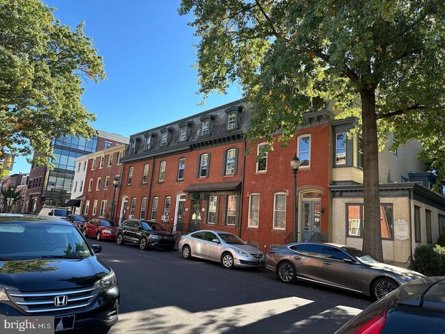 Building Photo - 208 W Gay St Unit 2