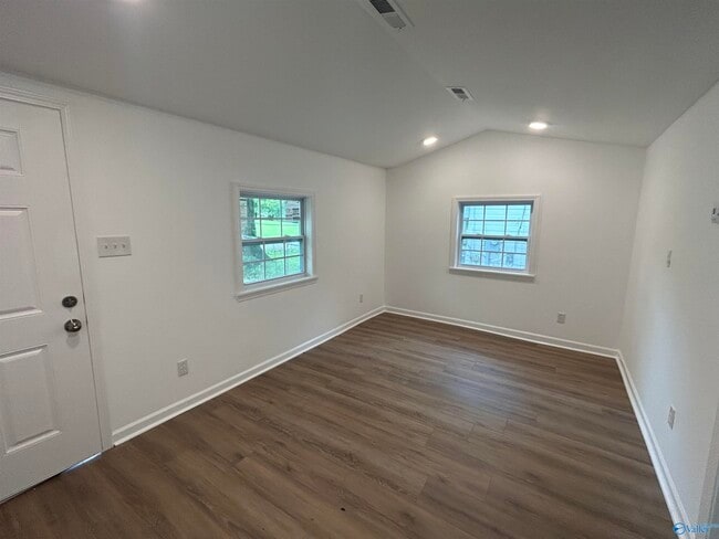 Photo - 325 Sectionline St