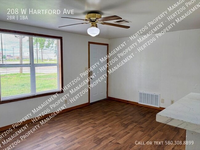 Photo - 208 W Hartford Ave