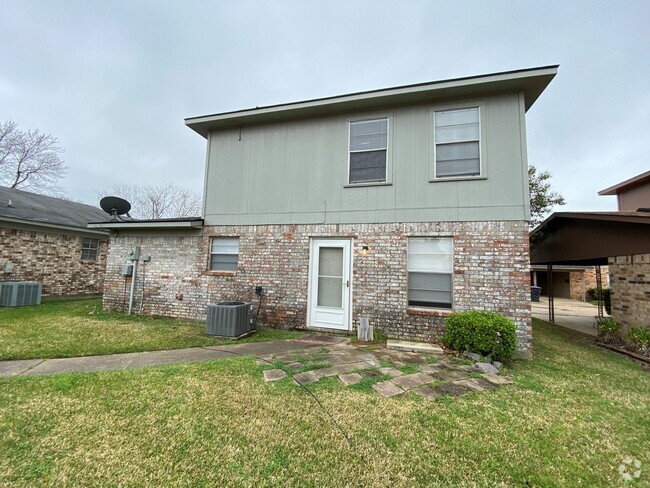 Building Photo - NEWLY UPDATED IN CARRIAGE SQUARE Rental