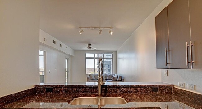 Photo - 54 Rainey St Unidad 1111