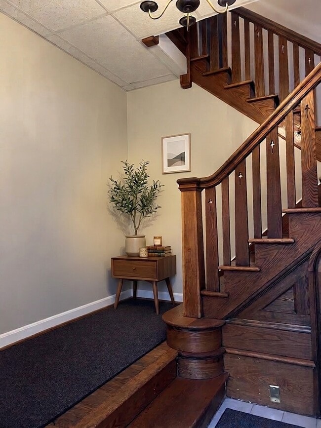 Large entryway - 21 Audubon St