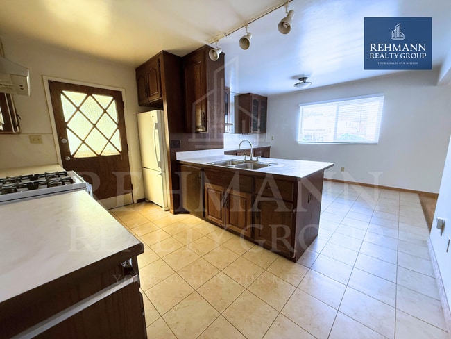 Photo - 4235 Kendall St