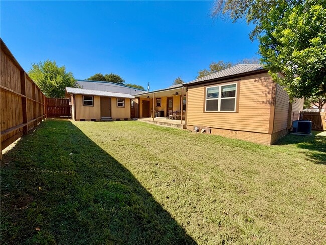 Photo - 305 W Tom Green St