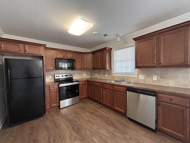 208 S Pointe Dr