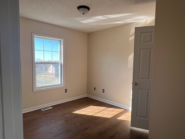 Photo - 3 bed 2 bath + 2 car garage- Jonesborough