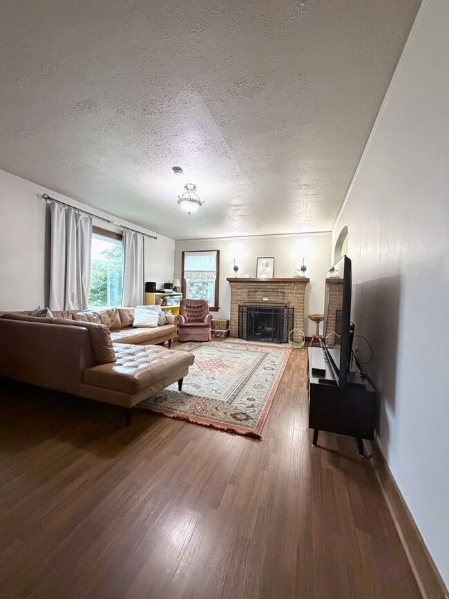 Photo - Charming 2 bedroom 1 bath house Available 05/01/2026