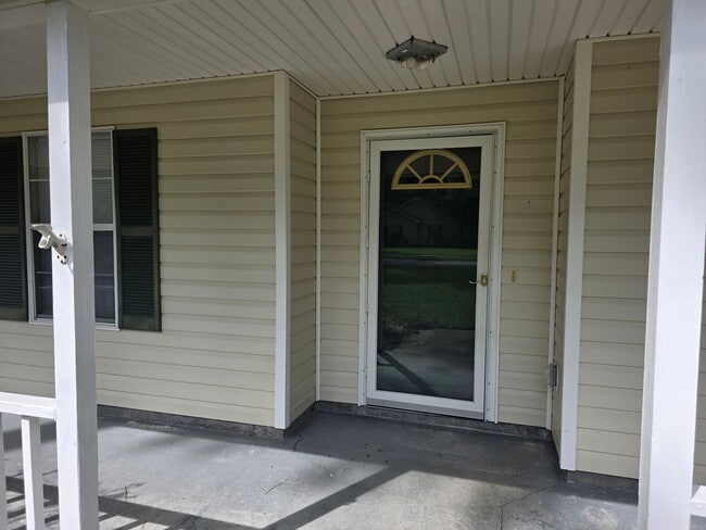 211 Woodbury Ln