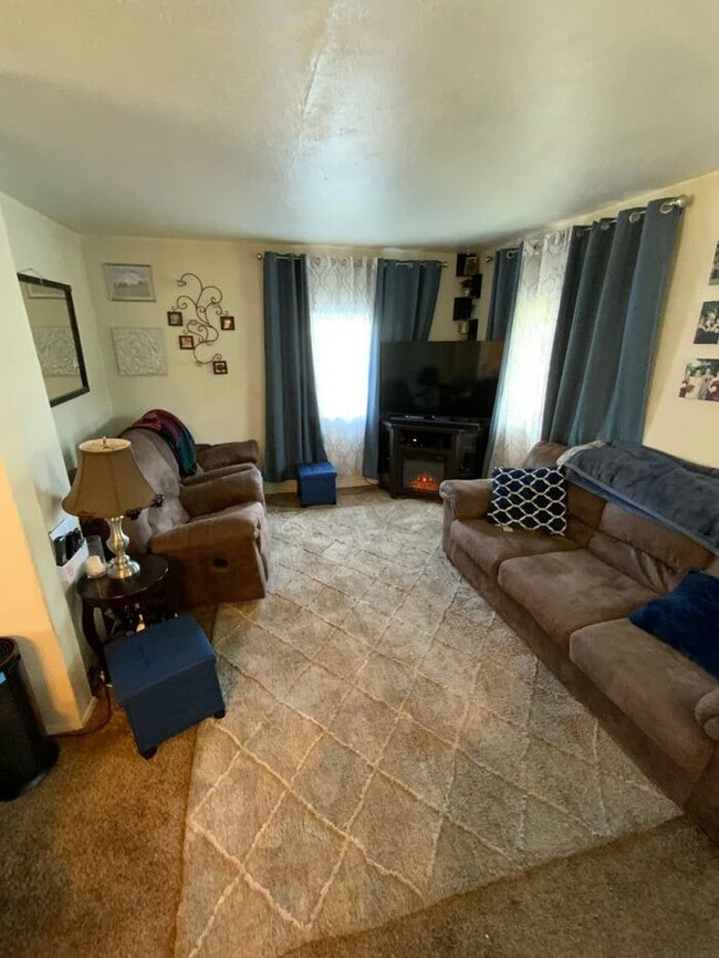 Tacoma home 3bdr 2 bath 1 car garage **** this home is still occupied please do not disrupt the r...