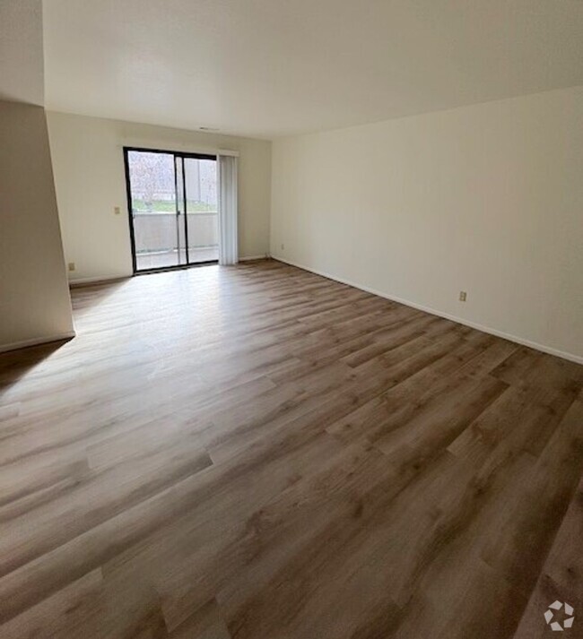 Building Photo - 2 Bedroom Condo in Gated Midvale Community Unit A