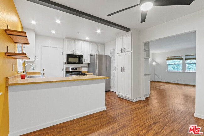 Building Photo - 3621 Kalsman Dr Unit 4
