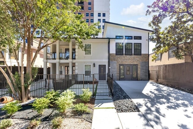 Building Photo - 6325 Riverview Way Unit A