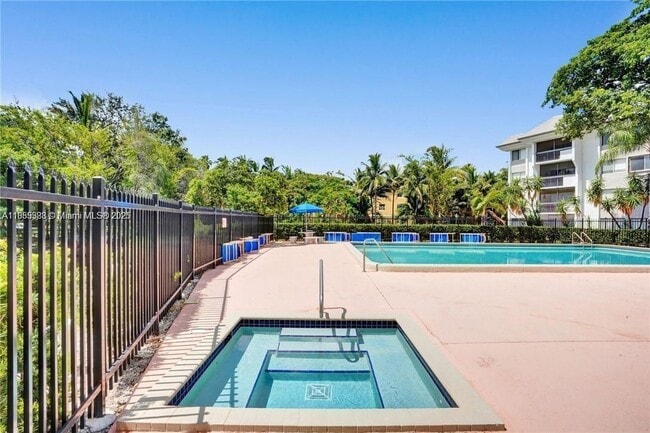Building Photo - 711 N Pine Island Rd Unit 114 Rental