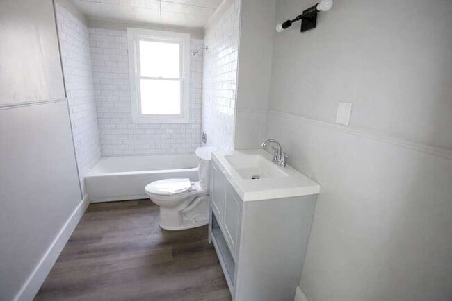 Photo - 437 Eastern Ave SE